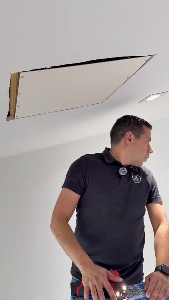 Detalle real del trabajo de acabado alrededor de un elemento de audio en el techo